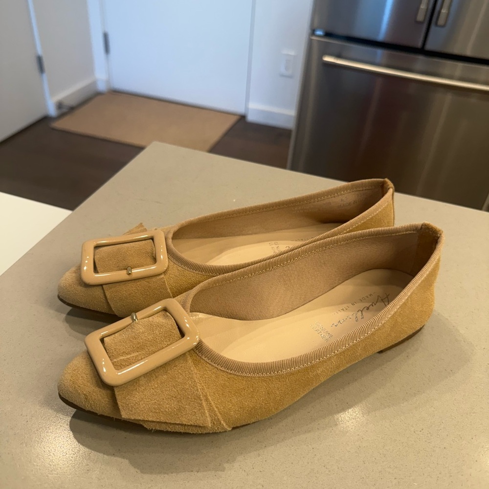 Chic Tan Loafers with Stylish Buckle